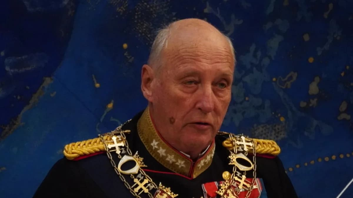 Rei Harald V da Noruega em trajes de gala durante cerimônia oficial