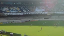 Torcida do Vasco com bandeiras durante jogo no Maracanã