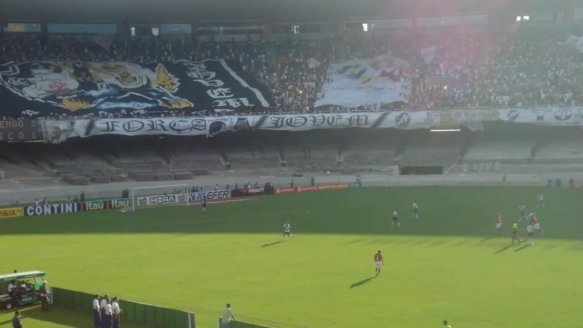 Torcida do Vasco com bandeiras durante jogo no Maracanã