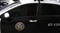 Viatura da Polícia Civil com o brasão da corporação em destaque