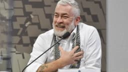 Alex Atala fala durante audiência pública, com placa de identificação à sua frente
