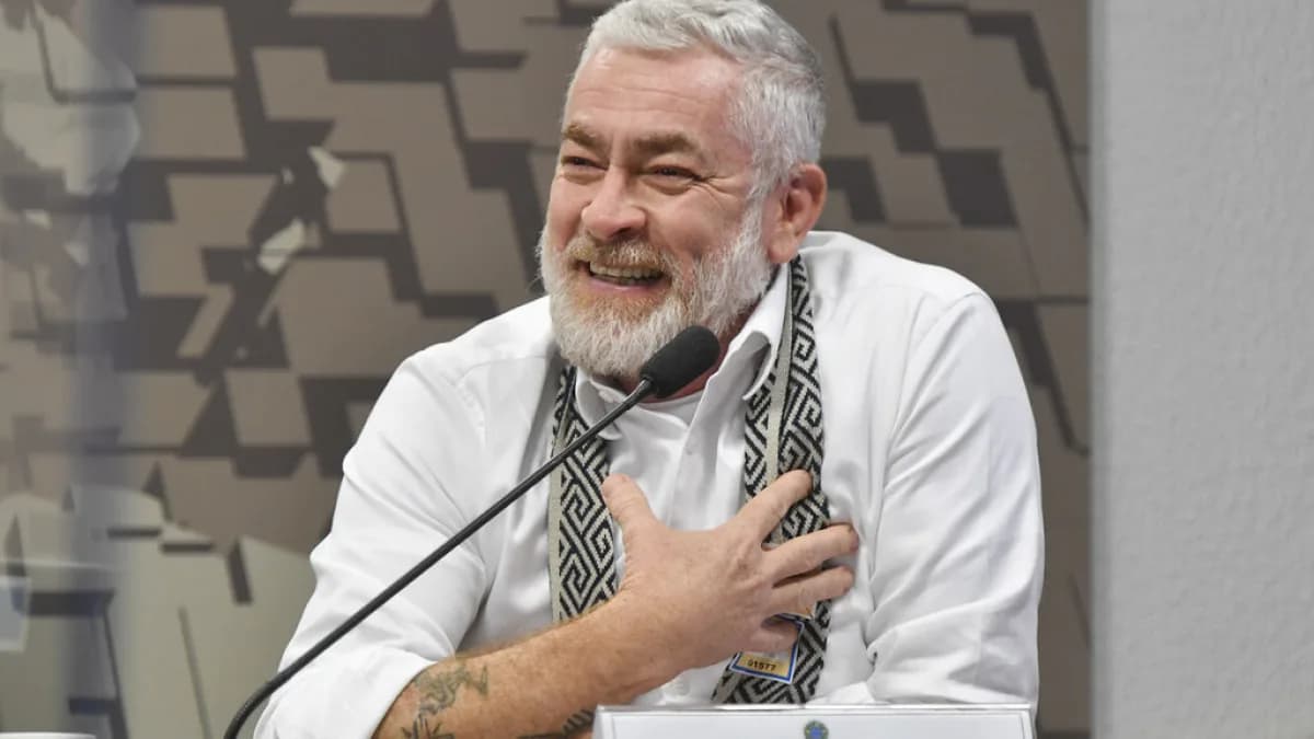 Alex Atala fala durante audiência pública, com placa de identificação à sua frente