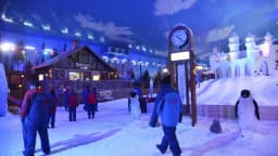 Visitantes caminham pelo parque de neve Snowland, em Gramado (RS)