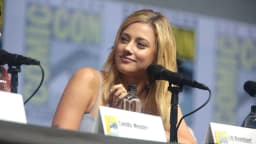 Lili Reinhart sorri durante painel em evento de fãs