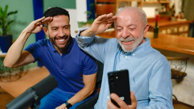André Janones e Lula se cumprimentam durante encontro em Brasília