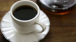 Xícara de café servida sobre pires (foto de arquivo)