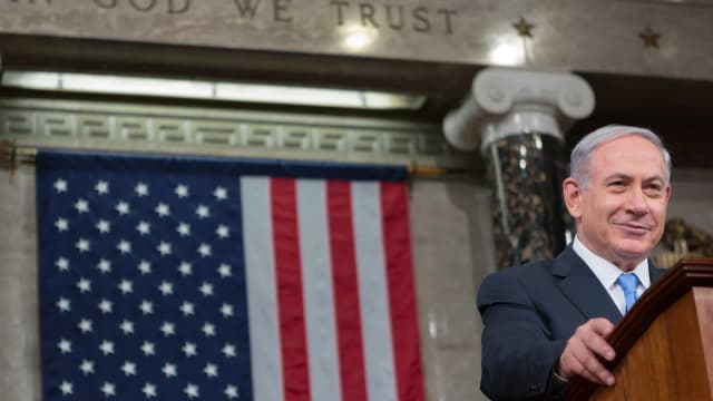Benjamin Netanyahu discursa em pódio do Congresso dos Estados Unidos, com bandeira americana ao fundo