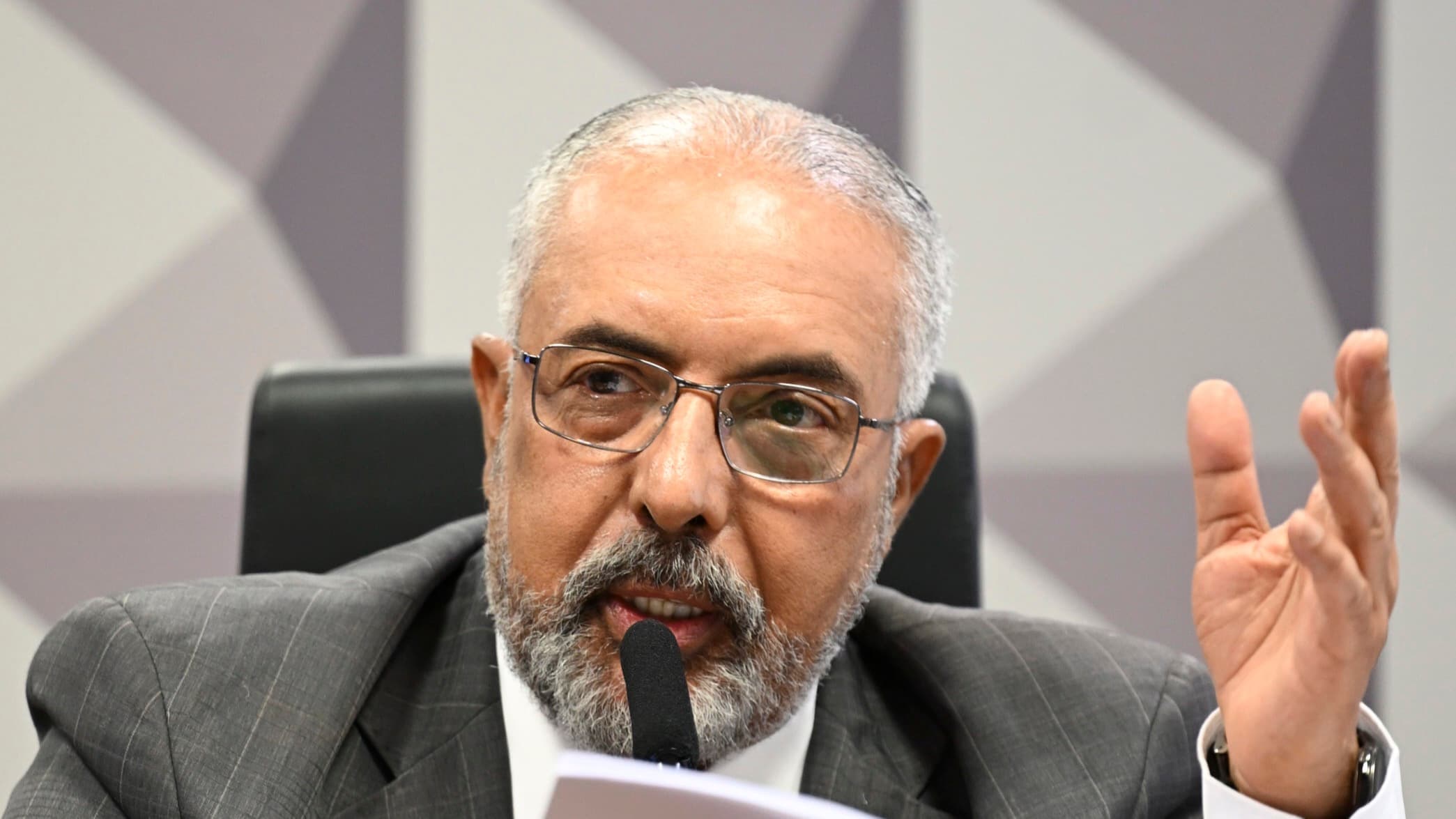 Senador Paulo Paim preside sessão da Comissão de Direitos Humanos do Senado, em foto de arquivo