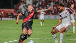 Jogadores do Flamengo disputam a bola em partida do Campeonato Brasileiro
