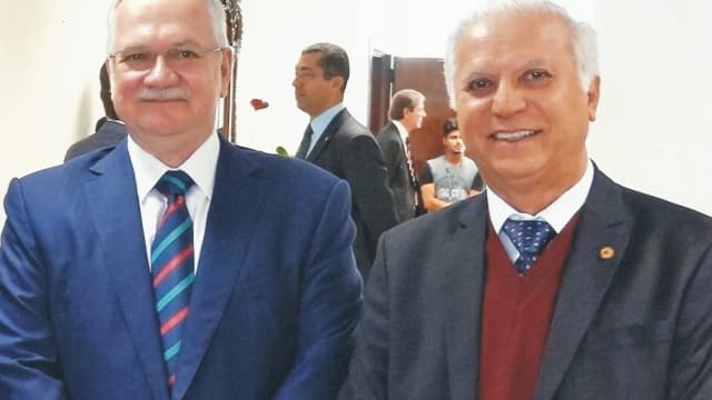 Ministro Edson Fachin, do STF, ao lado de interlocutor em evento institucional