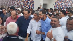 Governador Jerônimo Rodrigues cercado por apoiadores durante evento oficial em Araci (BA), foto de arquivo