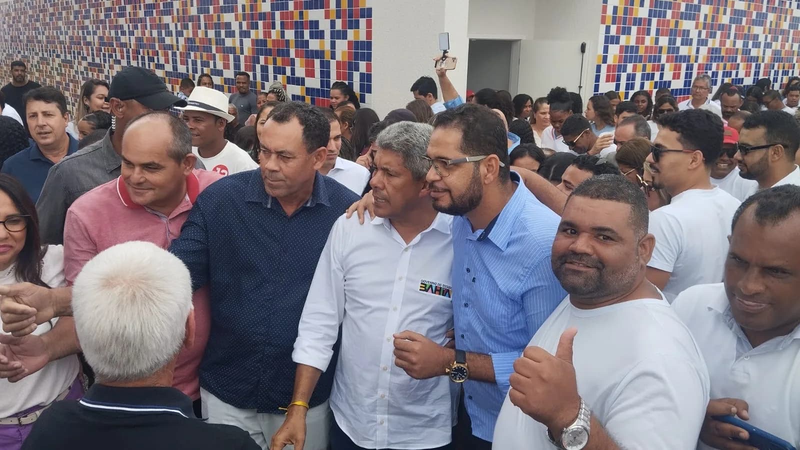 Governador Jerônimo Rodrigues cercado por apoiadores durante evento oficial em Araci (BA), foto de arquivo