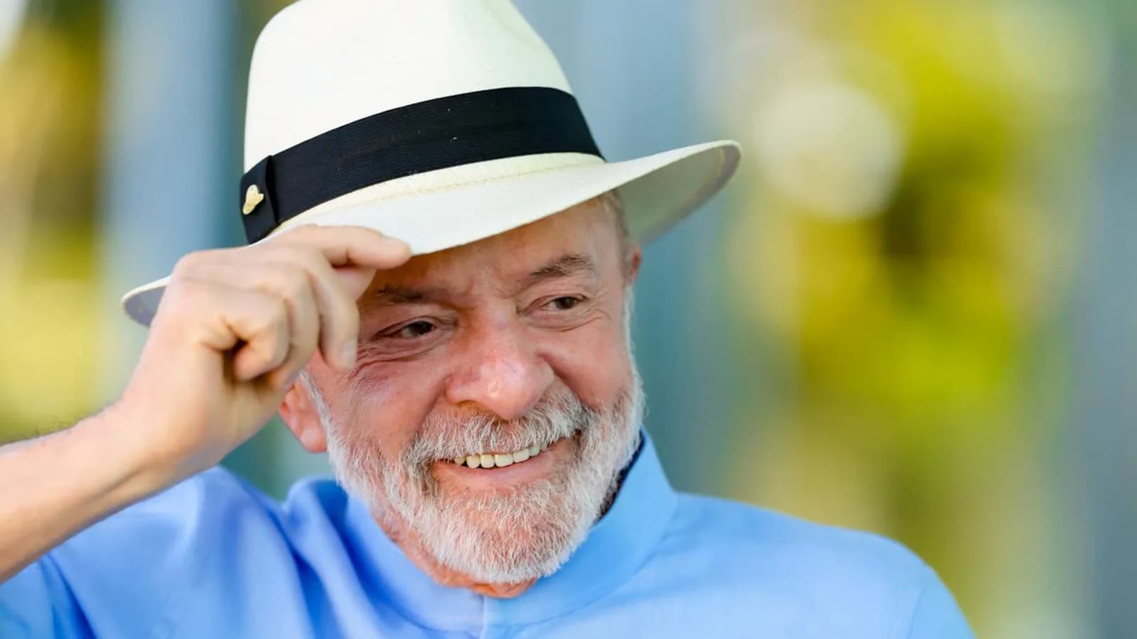 Presidente Lula sorri em evento público