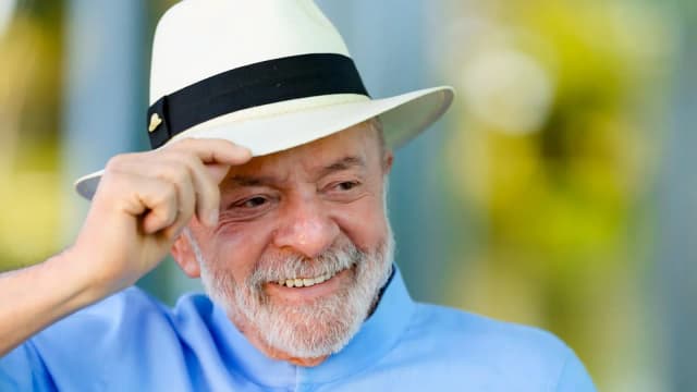 Presidente Lula sorri em evento público