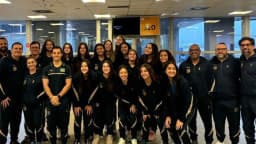 Jogadoras e comissão técnica da seleção brasileira de vôlei de base reunidas em evento anterior