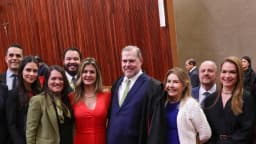 Ministro Dias Toffoli, de beca preta, ao lado de convidados durante cerimônia no TSE