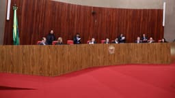 Ministros sentados na bancada do plenário do Tribunal Superior Eleitoral durante sessão