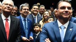 O senador Flávio Bolsonaro sorri ao lado de outros parlamentares em evento no Senado Federal