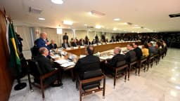 Lula fala em pé, à esquerda, durante reunião ministerial em Brasília em janeiro de 2023; foto de arquivo.