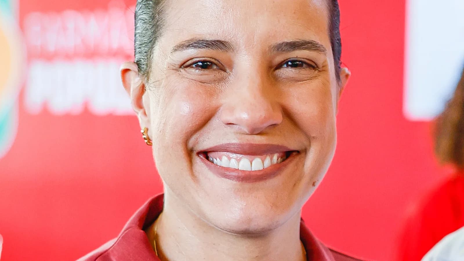 Raquel Lyra sorrindo em evento oficial em Recife