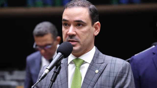 O deputado federal Vicentinho Júnior discursa na tribuna da Câmara dos Deputados