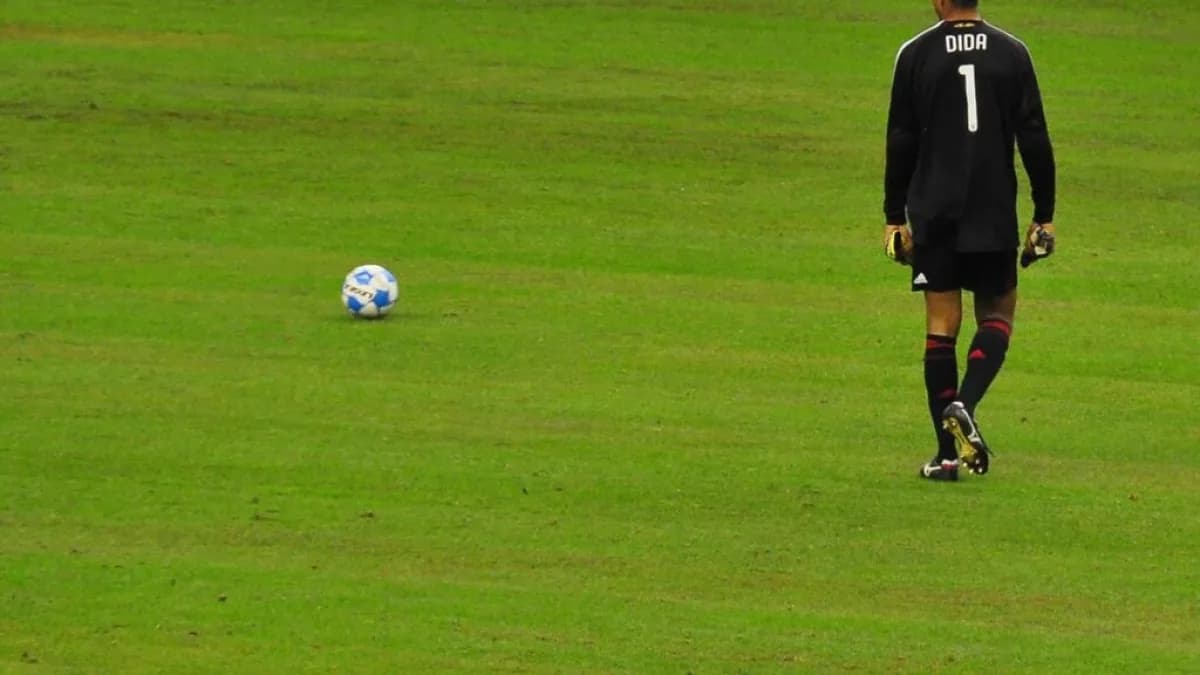 O goleiro Dida em campo durante jogo pelo Milan