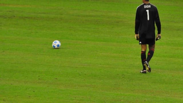 O goleiro Dida em campo durante jogo pelo Milan