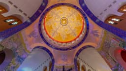 Cúpula interna da Basílica de Nossa Senhora Aparecida, com afrescos coloridos e vitrais