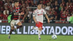 Flamengo e Internacional em campo com patrocinadores estampados nas camisas, pela Libertadores