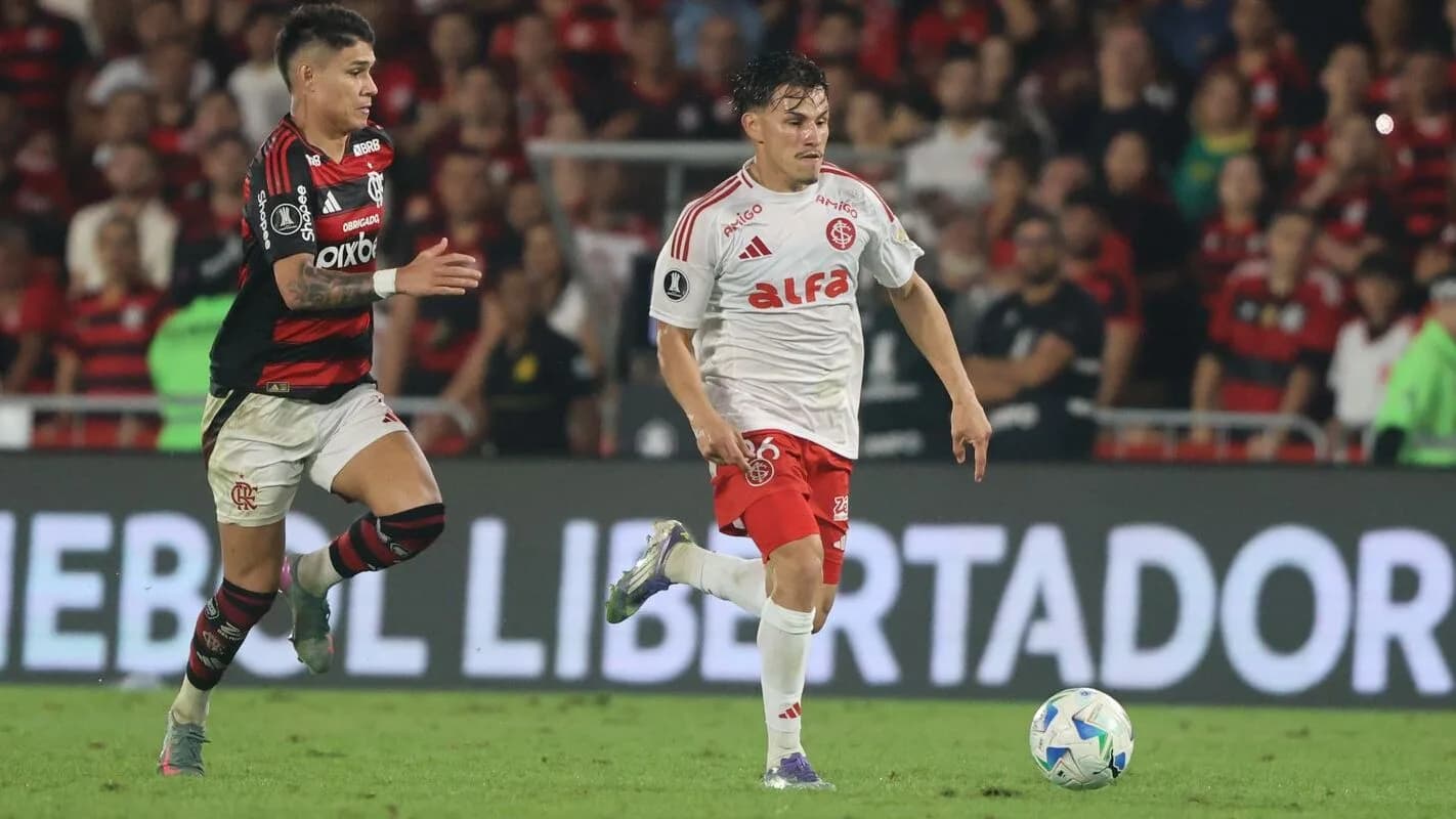 Flamengo e Internacional em campo com patrocinadores estampados nas camisas, pela Libertadores