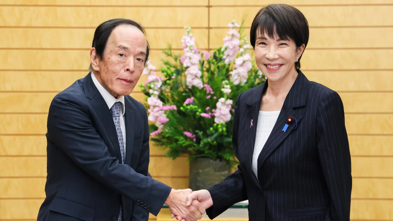 Kazuo Ueda, presidente do Banco do Japão, cumprimenta a primeira-ministra Sanae Takaichi