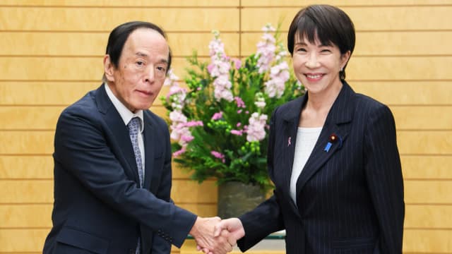 Kazuo Ueda, presidente do Banco do Japão, cumprimenta a primeira-ministra Sanae Takaichi