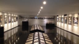 Calçada da fama do Corinthians, com placas de jogadores históricos do clube no chão