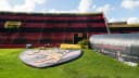Estádio Ilha do Retiro, em Recife, com o brasão do Sport Club do Recife pintado no gramado e a arquibancada listrada em vermelho e preto ao fundo