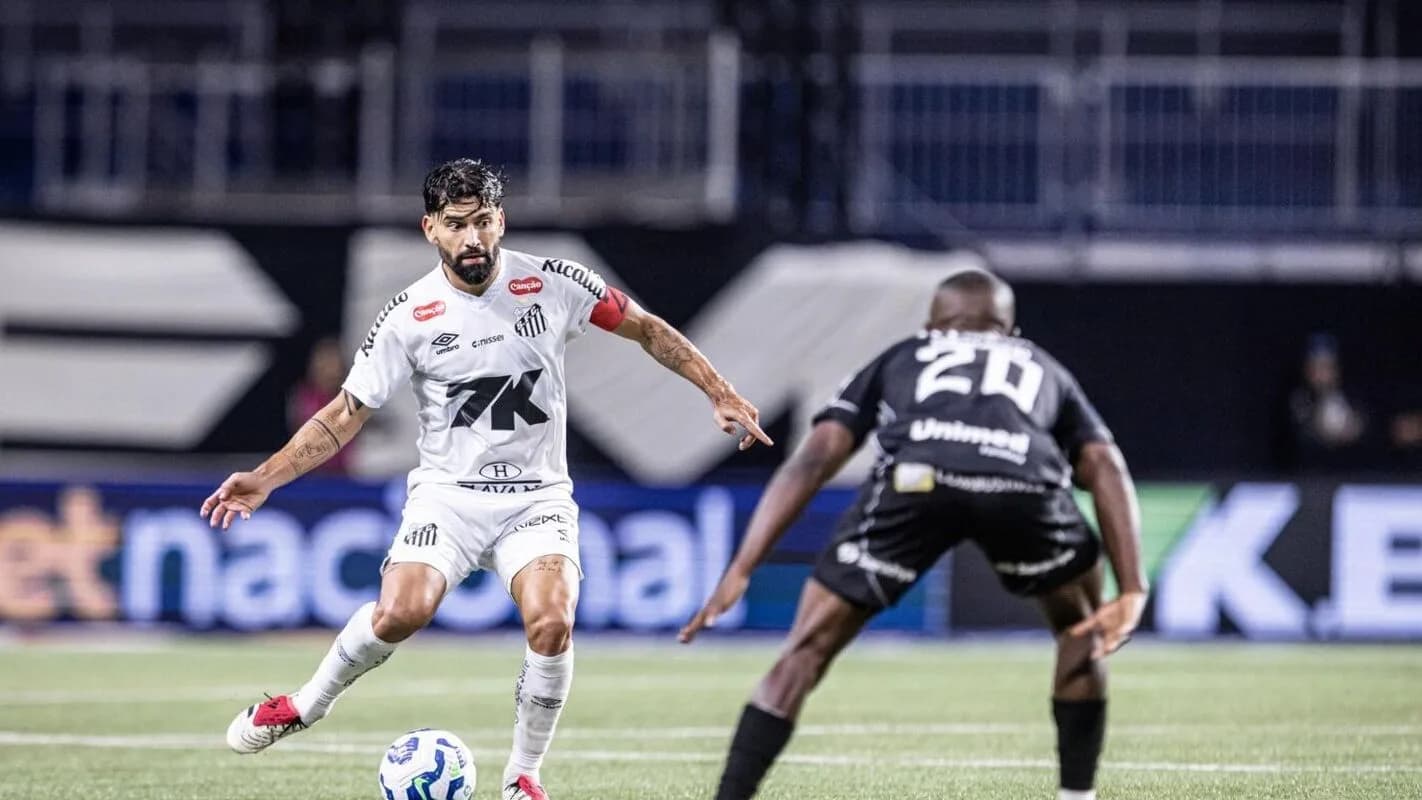 Jogador do Ceará disputa a bola em partida da Série B