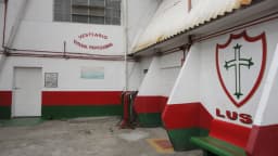 Entrada do vestiário da Portuguesa no Canindé, com o brasão do clube em vermelho e verde
