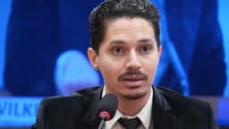 Wilker Leão fala ao microfone em audiência pública na Câmara dos Deputados