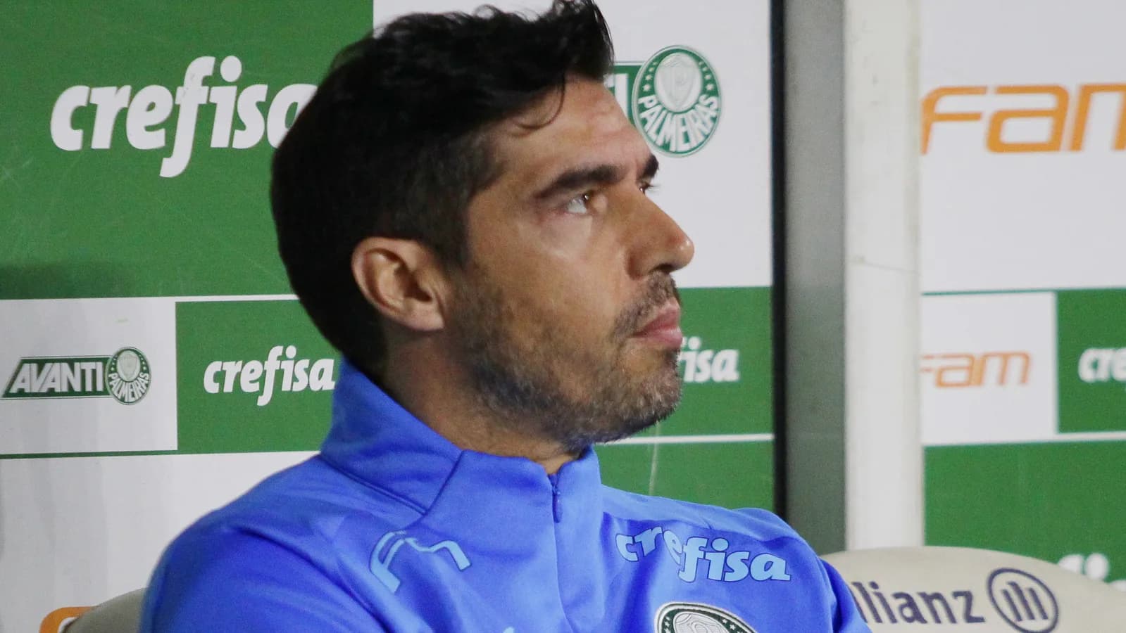 Abel Ferreira, técnico do Palmeiras, à beira do gramado durante partida