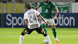 Jogador do Corinthians disputa bola em campo durante partida do Brasileirão