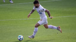 Gabriel Barbosa (Gabigol), atacante do Santos, conduz a bola durante partida com o uniforme branco do clube