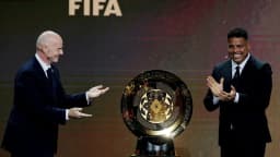 Ronaldo Fenômeno aplaude ao lado do presidente da Fifa, Gianni Infantino, em evento oficial