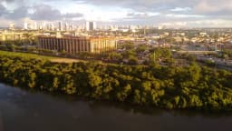 Vista do rio Capibaribe com o prédio do Fórum de Recife ao fundo