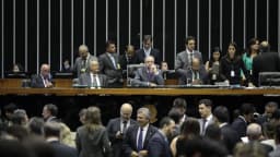 Plenário da Câmara dos Deputados lotado durante sessão