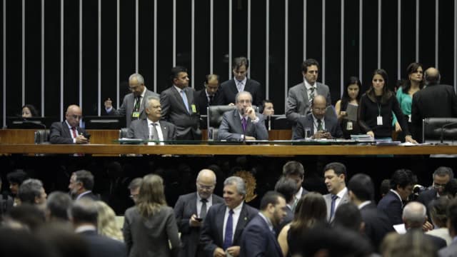 Plenário da Câmara dos Deputados lotado durante sessão
