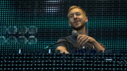 Calvin Harris em cabine de DJ com painel de LED ao fundo, em show do Rock in Rio Madrid (foto de arquivo, 2012)
