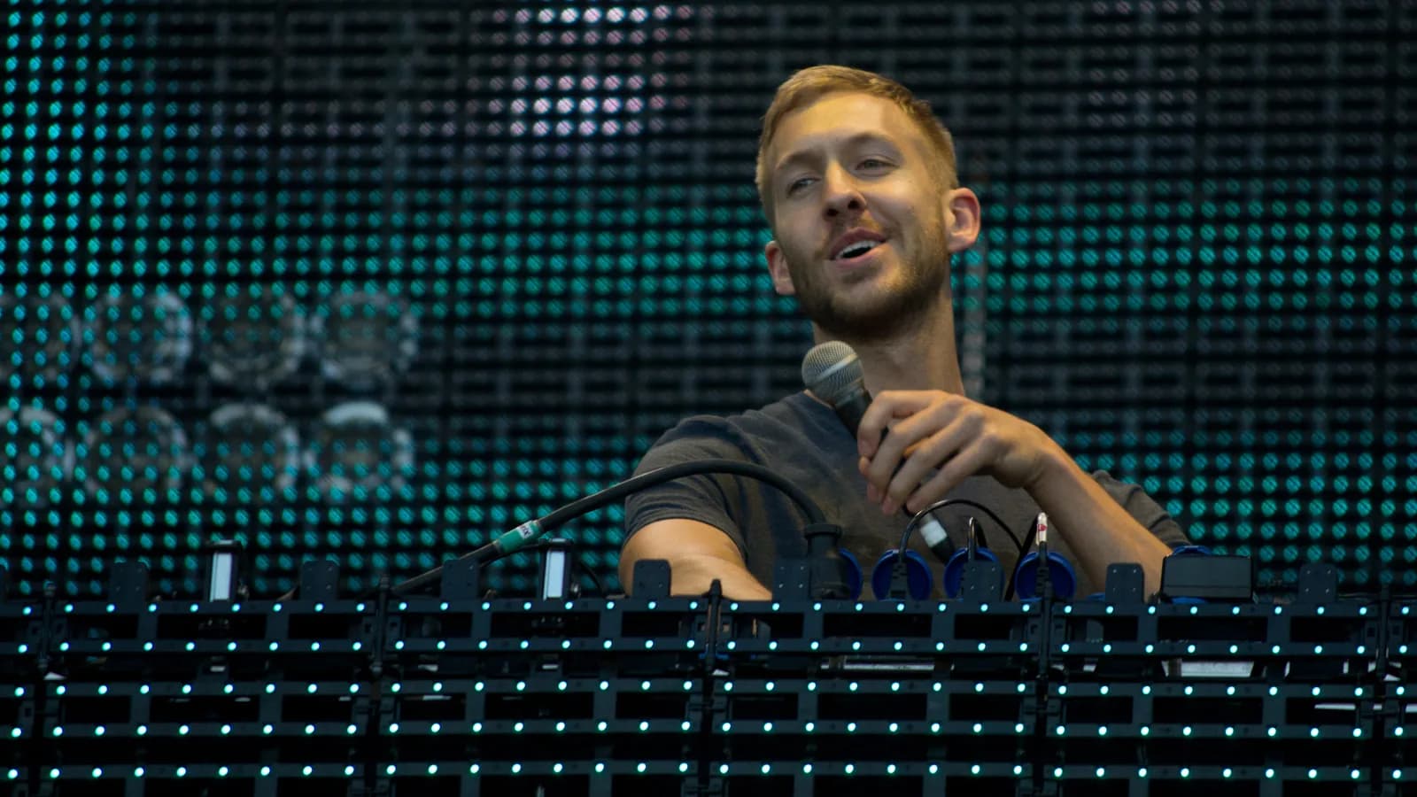 Calvin Harris em cabine de DJ com painel de LED ao fundo, em show do Rock in Rio Madrid (foto de arquivo, 2012)