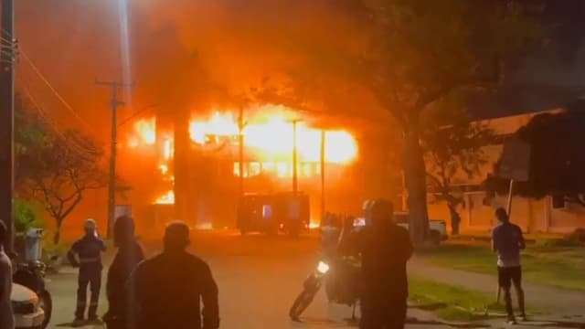 Incêndio atinge prédio da UFPE à noite, com chamas altas e população observando de longe