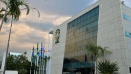 Fachada da sede da CBF, com bandeiras na entrada
