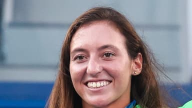 A tenista Luisa Stefani sorri exibindo medalha de bronze, foto de arquivo de 2021