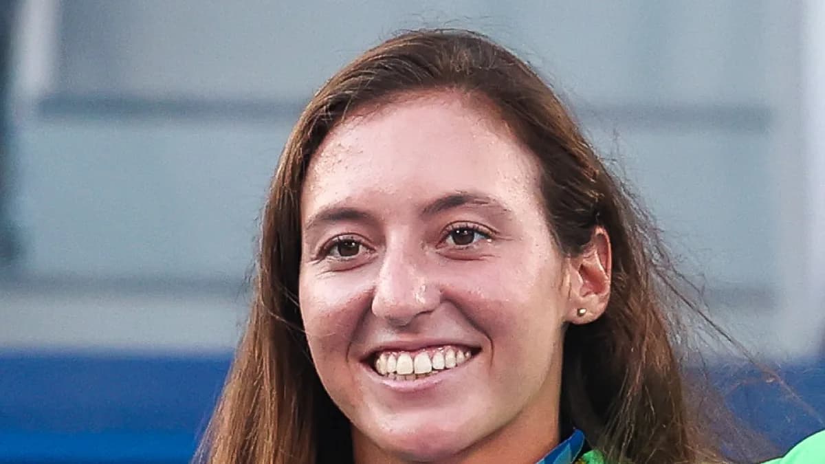 A tenista Luisa Stefani sorri exibindo medalha de bronze, foto de arquivo de 2021
